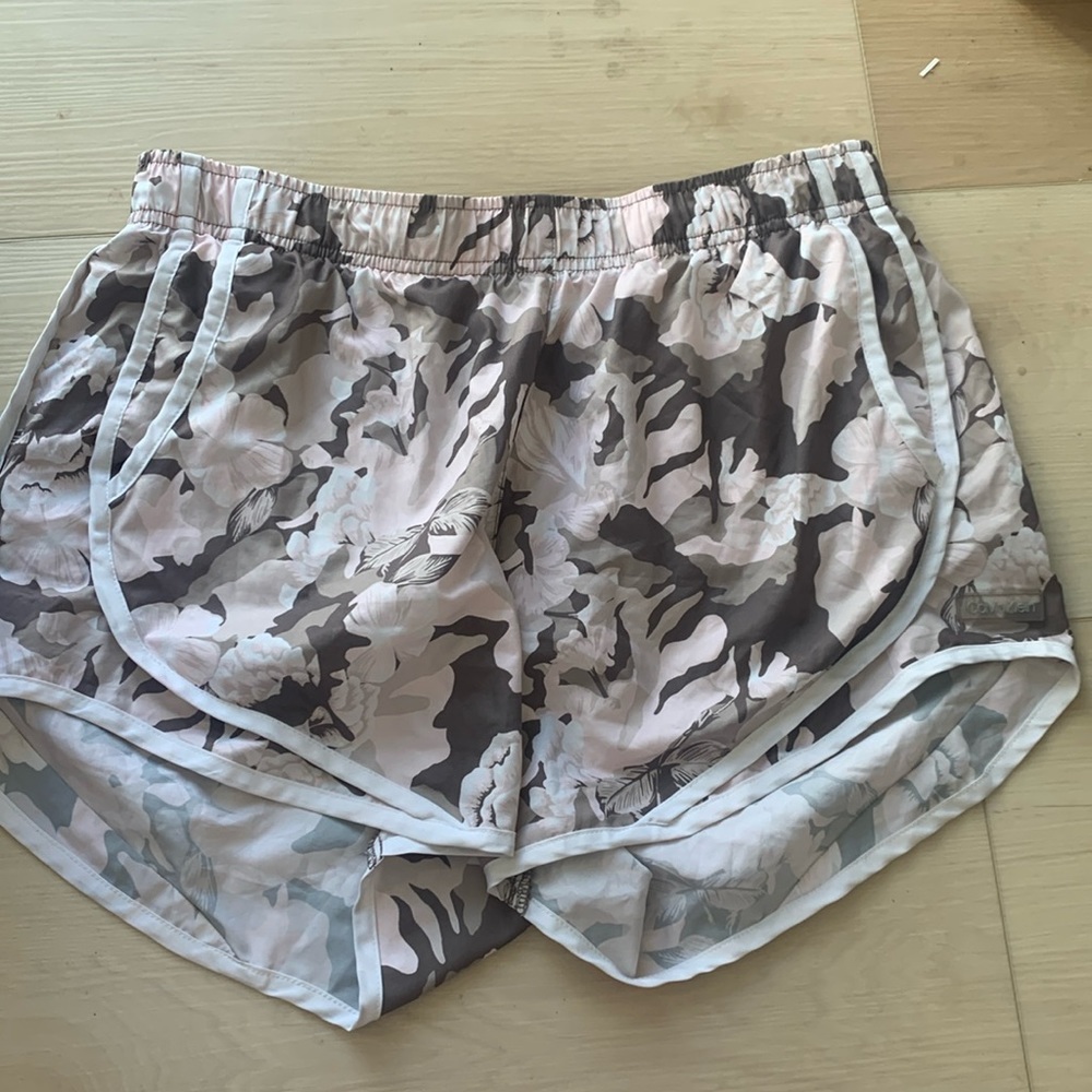 Calvin Klein flower camo shorts L
